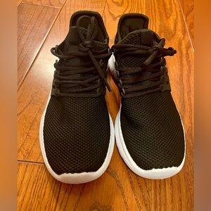 NWT TroaDlop Boys Black White Tennis Shoes size 3